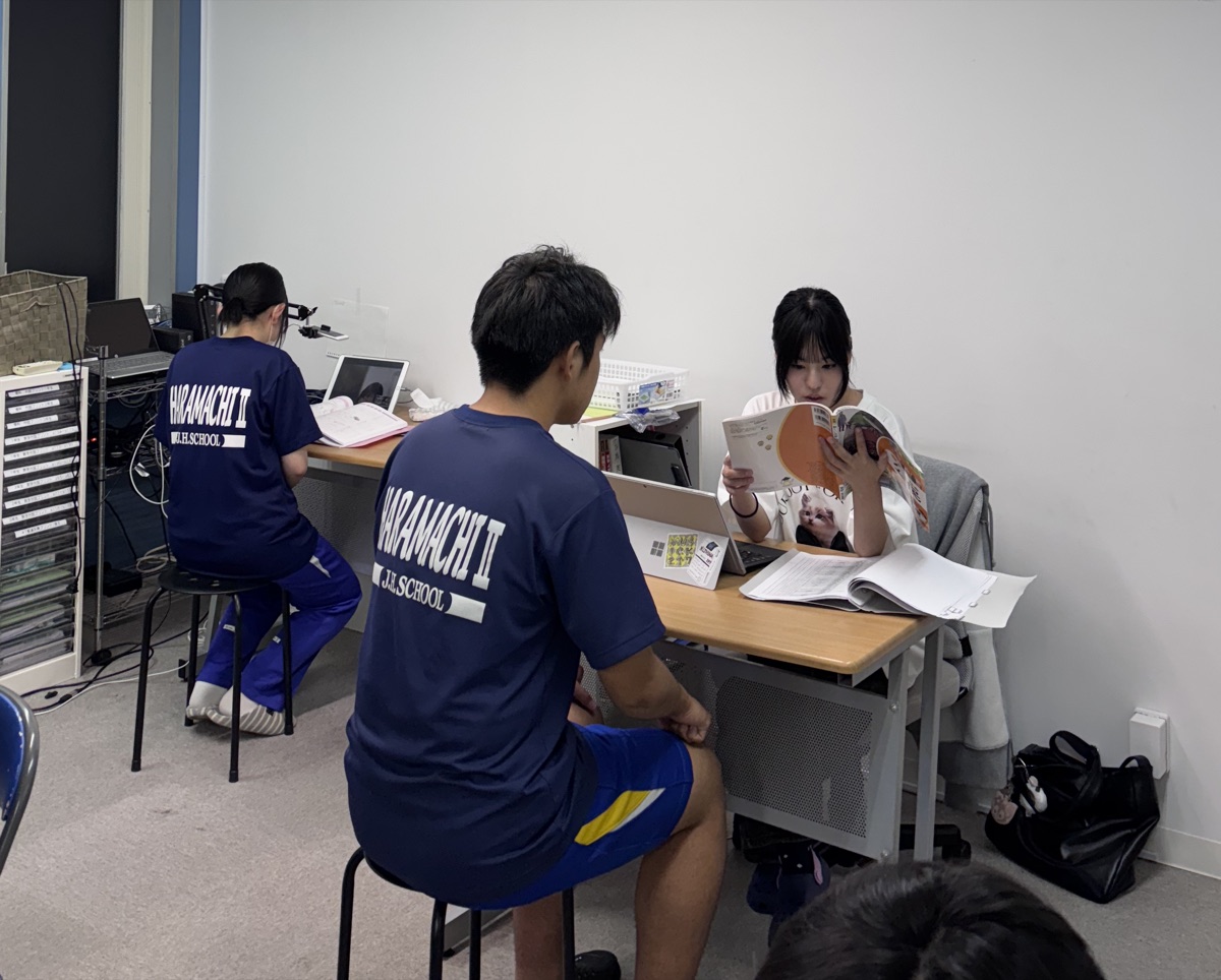 授業中の講師サポートの様子